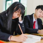 塾で勉強をしている高校生