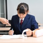 塾で勉強を教えてもらう生徒