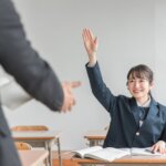 塾で勉強を教えてもらう生徒