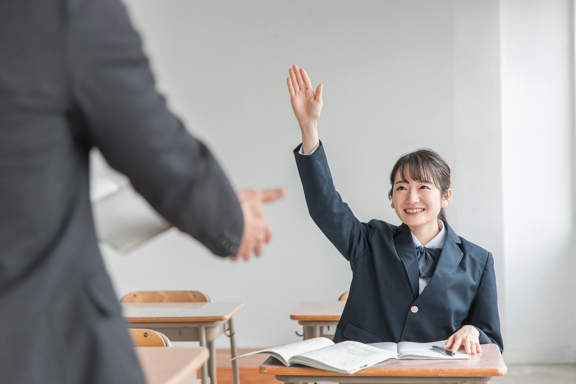 塾で勉強を教えてもらう生徒