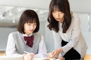 塾で勉強を教えてもらう生徒