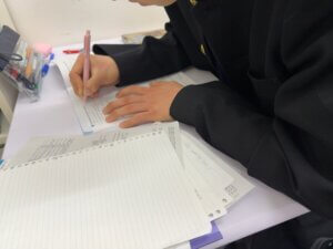 勉強する高校生の画像