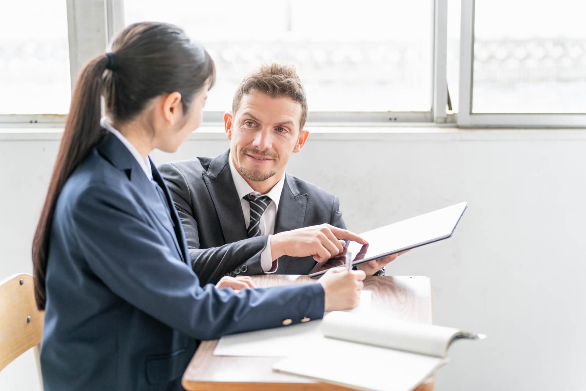 英語を勉強する高校生