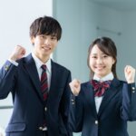 ガッツポーズする高校生