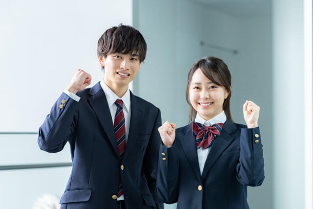 ガッツポーズする高校生